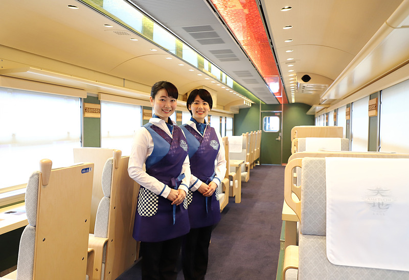 アテンダントとして搭乗する狩野裕香氏（左）と西谷さき氏（右）。「ゆったりとした空間で、山陰の景色と食を体感してください」とのこと