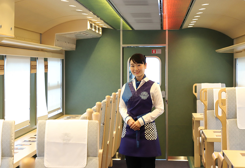 接客イメージ。制服のデザインにも「あめつち」色が盛り込まれている