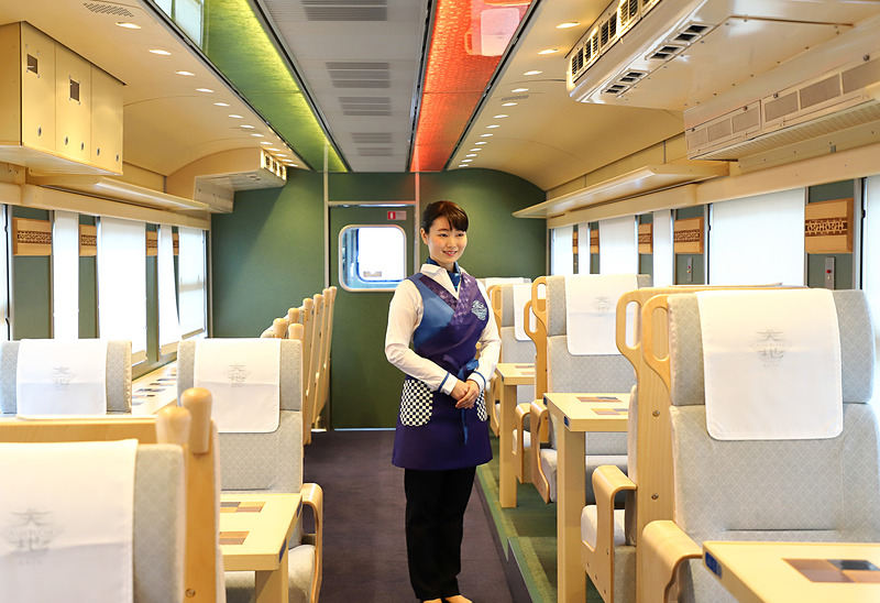 接客イメージ。制服のデザインにも「あめつち」色が盛り込まれている