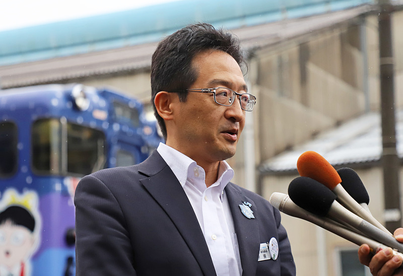 「あめつち」について説明するJR西日本 米子支社 車両課長の伊東克敏氏