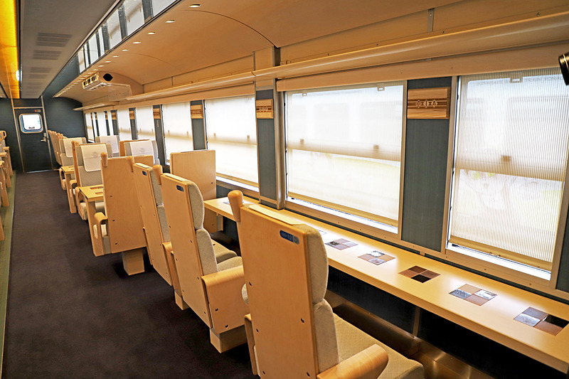 1号車（写真左）、2号車（写真右）のカウンター席のうち、1号車の写真一番手前の座席は回転できる。車いす利用者を想定した設計で、後述の多目的トイレにも最も近い座席だ