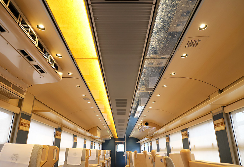 1号車（写真左）、2号車（写真右）の天井照明は、因州和紙（鳥取県鳥取市）をとおして間接照明のような柔らかい光としている