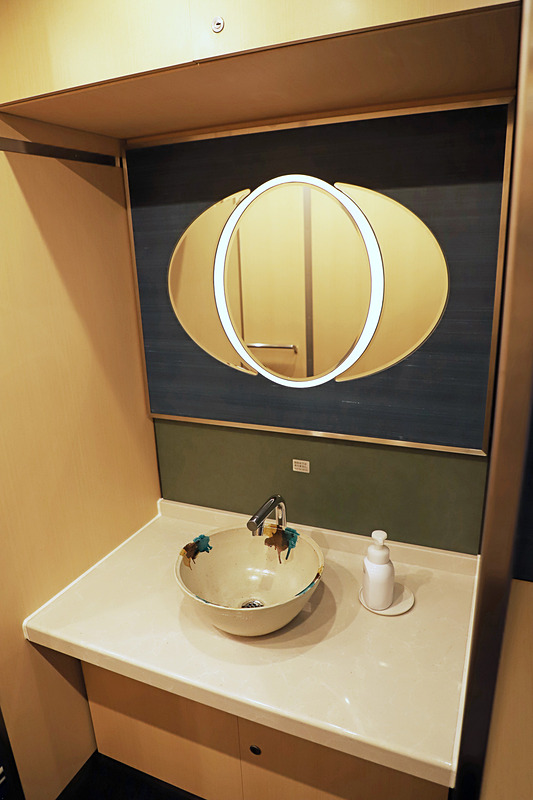 1号車に設けられた洗面台。岩井窯（鳥取県岩美町）の手洗い器を設置