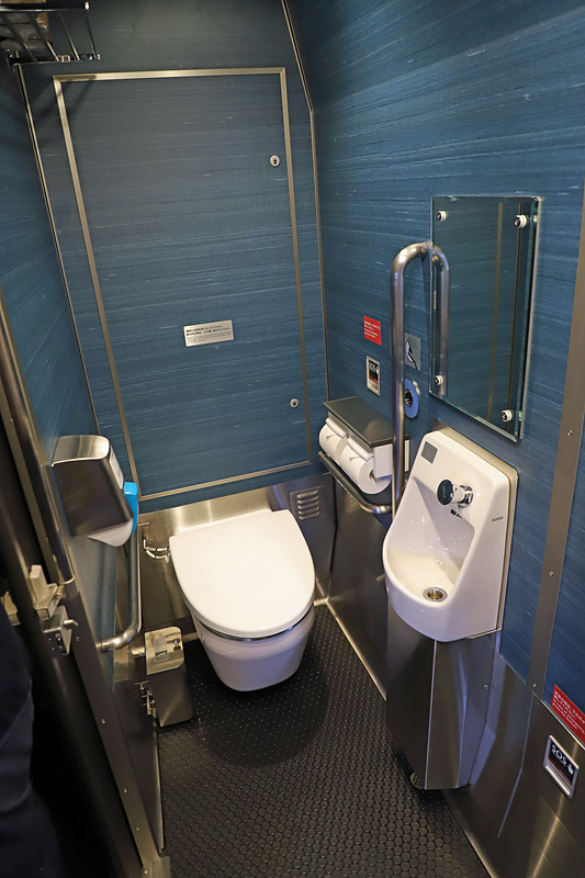 1号車に設けられた多目的トイレ。車いすのまま入れる広さがあり、おむつ交換台も備えている。女性専用トイレも別途用意