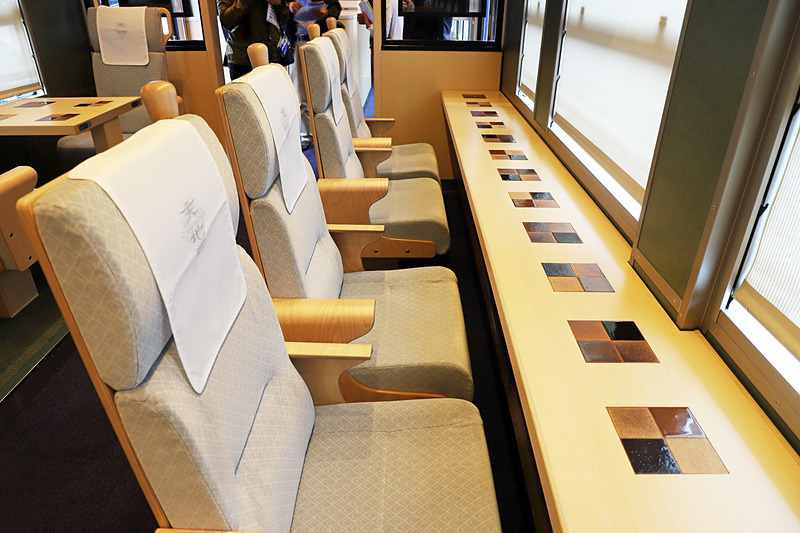1号車（写真左）、2号車（写真右）ともに海側（偶数番号席）には窓へ向いたカウンター席がある
