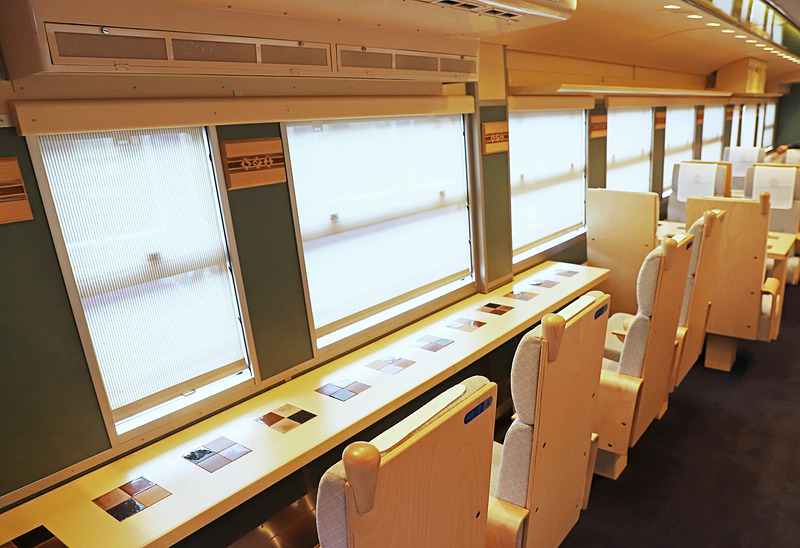 1号車（写真左）、2号車（写真右）のカウンター席のうち、1号車の写真一番手前の座席は回転できる。車いす利用者を想定した設計で、後述の多目的トイレにも最も近い座席だ