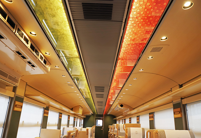 1号車（写真左）、2号車（写真右）の天井照明は、因州和紙（鳥取県鳥取市）をとおして間接照明のような柔らかい光としている