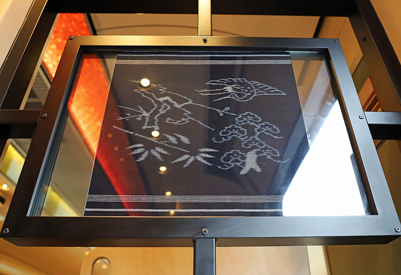 2号車ドア付近には、弓浜絣（写真左、鳥取県境港市）と倉吉絣（写真右、鳥取県倉吉市）を展示