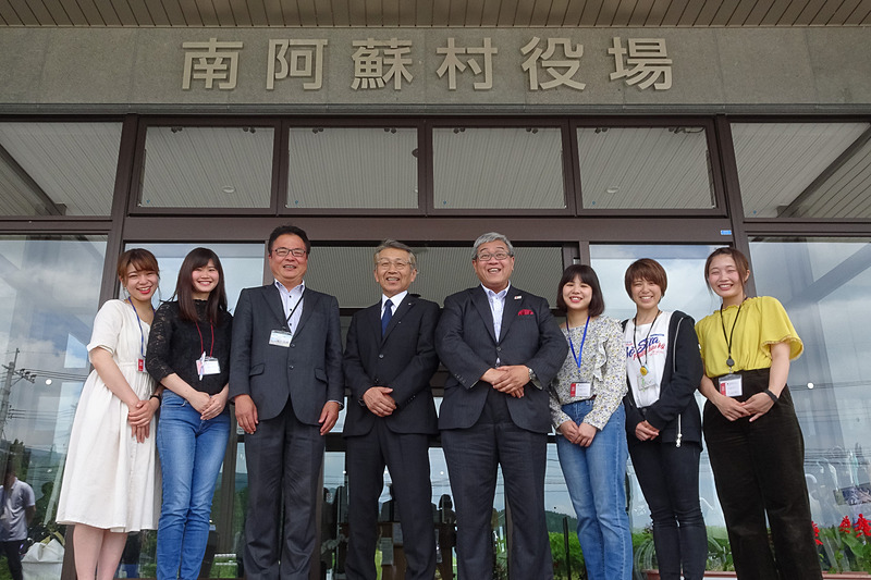 表敬訪問時は公務のため不在だった村長の吉良清一氏（左から4番目）とは、6月9日の企画会議前に記念撮影を行なった