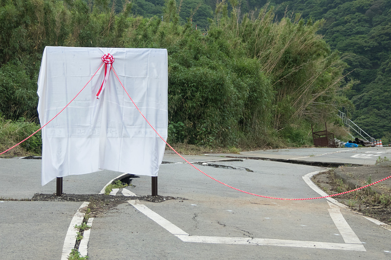 防災ツーリズムの観点では、国交省と阿蘇ジオパーク協会が断層による地割れが発生したエリアに説明看板を設置。車道の中央線のズレを、断層のズレとして理解できる