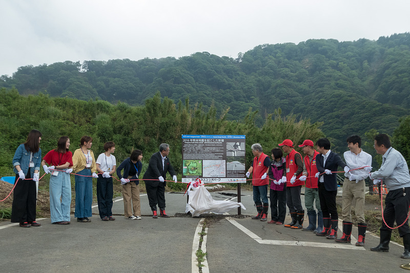 防災ツーリズムの観点では、国交省と阿蘇ジオパーク協会が断層による地割れが発生したエリアに説明看板を設置。車道の中央線のズレを、断層のズレとして理解できる