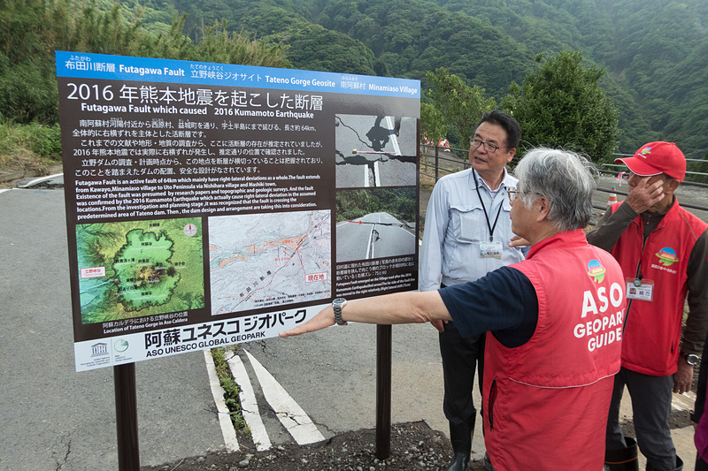 防災ツーリズムの観点では、国交省と阿蘇ジオパーク協会が断層による地割れが発生したエリアに説明看板を設置。車道の中央線のズレを、断層のズレとして理解できる