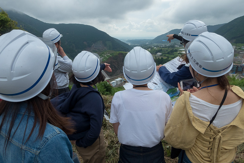 視察ツアー中には実際にイラスト入りのパネルを示して神話を朗読する実験も行なった