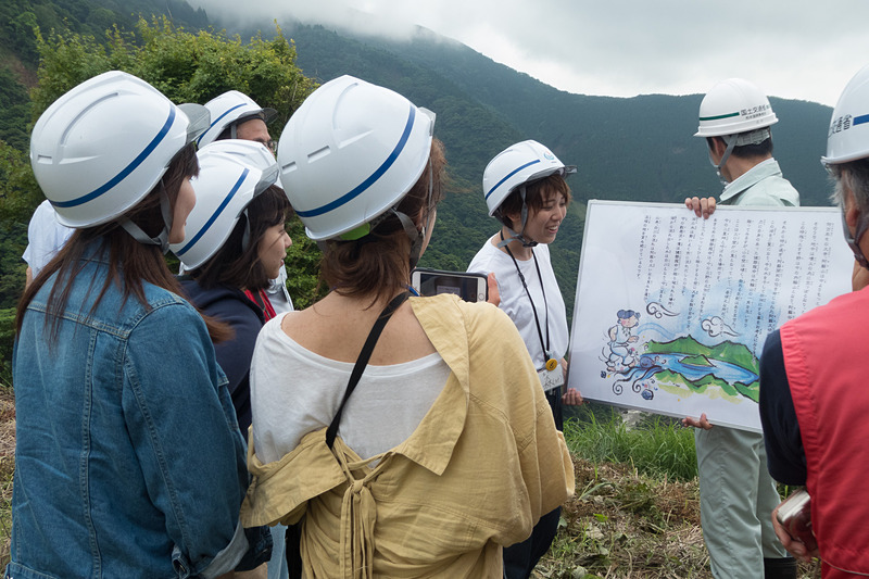 視察ツアー中には実際にイラスト入りのパネルを示して神話を朗読する実験も行なった
