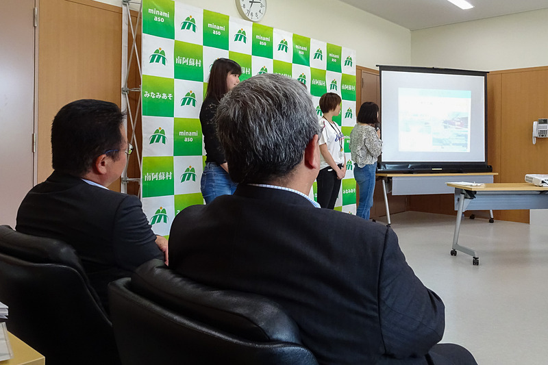 学生の提案を聞く会議出席者