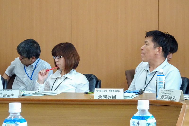 学生の提案を聞く会議出席者