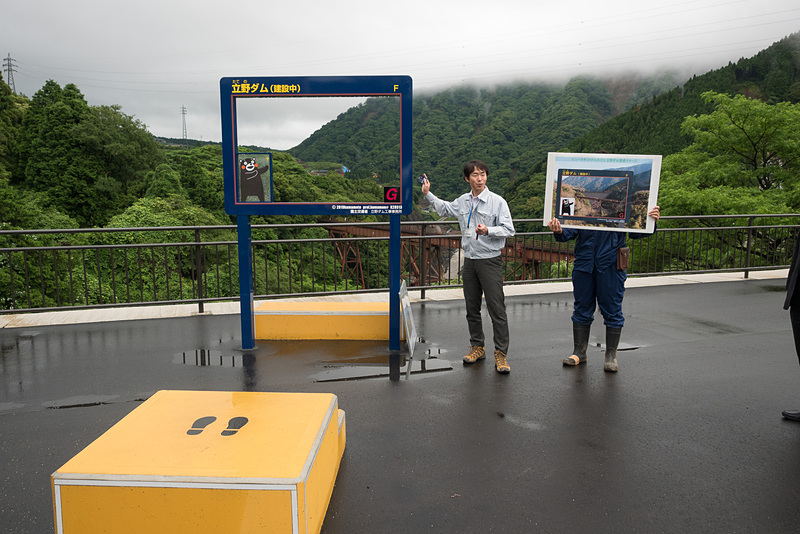 「マイダムカード」を作れるフォトフレームが設置された立野ダムの展望所。ここから南阿蘇鉄道の立野橋梁をはさんで、奥に立野ダムの工事現場や柱状節理を望める