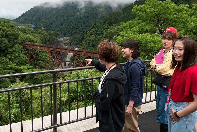 「マイダムカード」を作れるフォトフレームが設置された立野ダムの展望所。ここから南阿蘇鉄道の立野橋梁をはさんで、奥に立野ダムの工事現場や柱状節理を望める