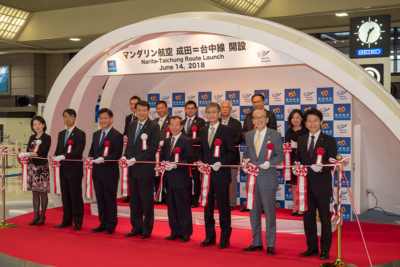 総勢14名によるテープカット