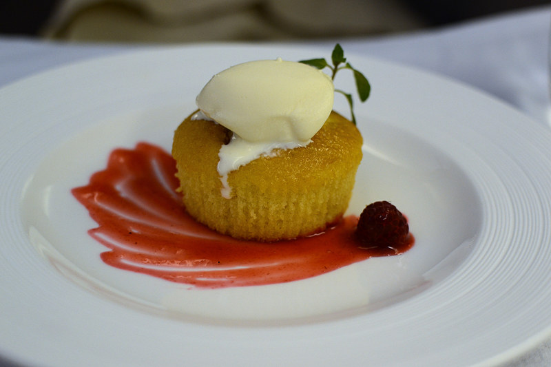 デザートは温かいリンゴとバタースコッチプティング バニラアイスクリーム添え