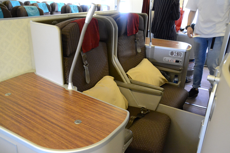 席に座って隣の席を見たところ。2つの席が隣り合っていて2人旅行にも最適