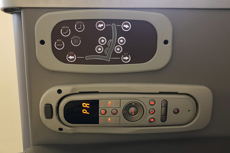 シート位置と機内エンタテイメントを操作するリモコン。リクライニングは自分の好きな角度に細かく調整が可能。マッサージ機能付き