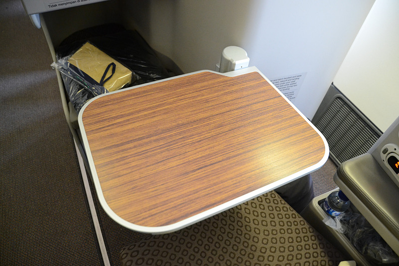 13インチのノートPCがはみ出さずにおけるくらいの大きさがあるテーブル