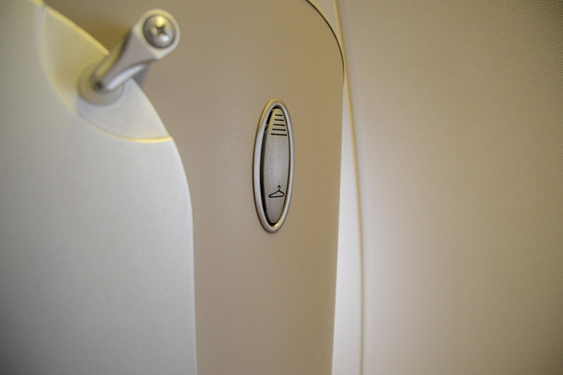 テーブルの横にはジャケットを掛けることができるフックが付いている