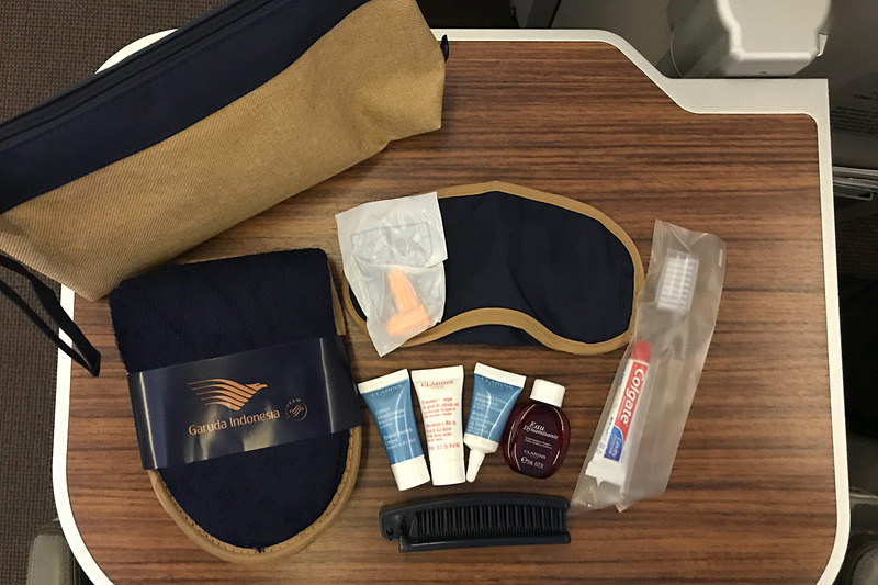 ビジネスクラスでもらえるアメニティ。ボディローションやクリーム、リップバウムはクラランス化粧品のもの