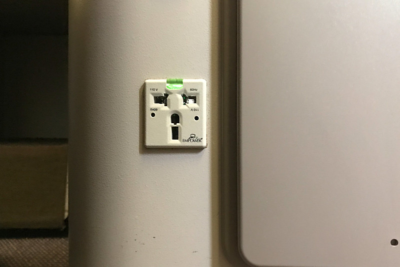 足元にあるUSBポートとユニバーサルAC電源