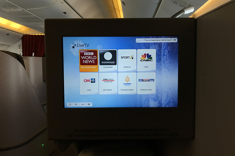 待っているあいだに機内エンタテイメントをチェック。映画などのほかライブTVなどが見られる