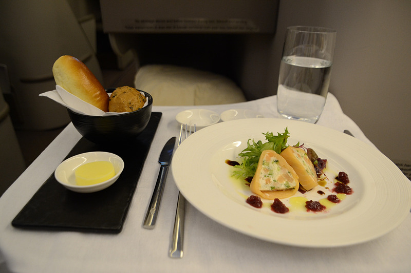 機内食。白いリネン（麻）のテーブルクロスにナイフとフォークが用意され、まるでホテルの食事のようだ