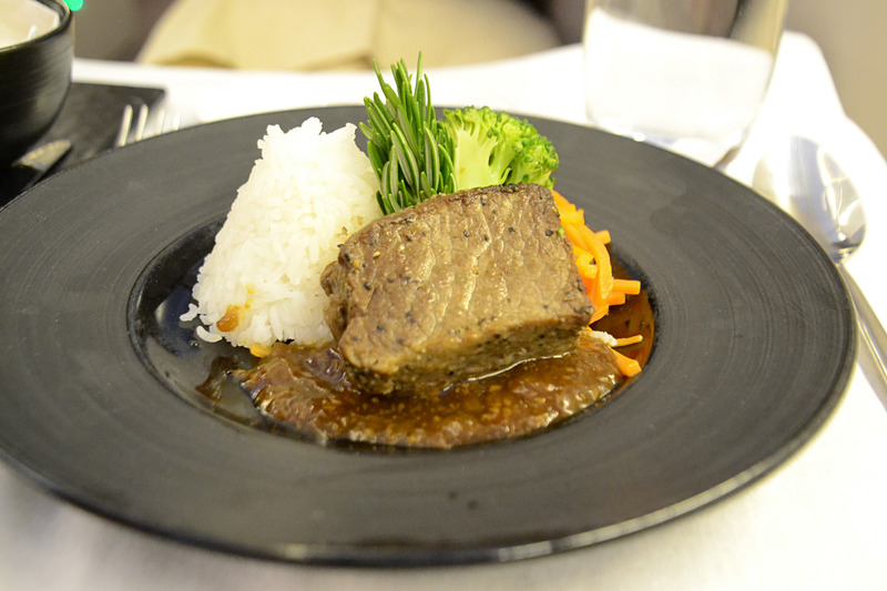 主菜は牛肉のグリル セムールソース ジャスミンライス 野菜。食べ応えのあるお肉でとても美味しかった