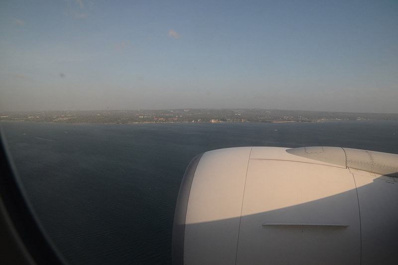 バリ島が近づき、機内も着陸態勢に