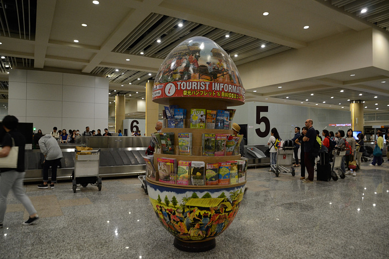 空港のなかには日本語の観光案内パンフレットも置いてある
