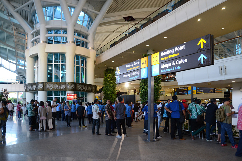 デンパサール空港の到着フロア