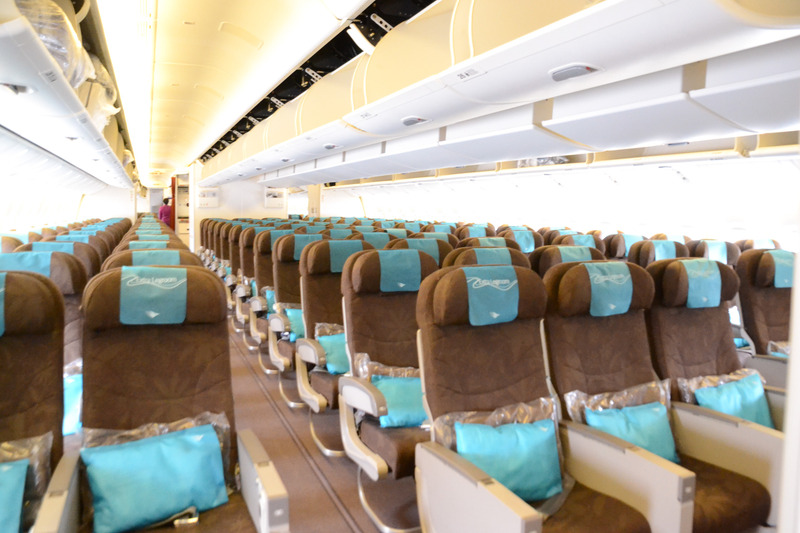 ヘッドレストカバーとピローのブルーが印象的なエコノミークラス。3-3-3の配列で、シートピッチは81cm、個人モニターの大きさは9インチ