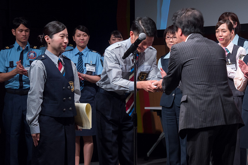 優勝した羽田空港第2ターミナル 株式会社全日警 齋藤秋江氏、橋本淳氏