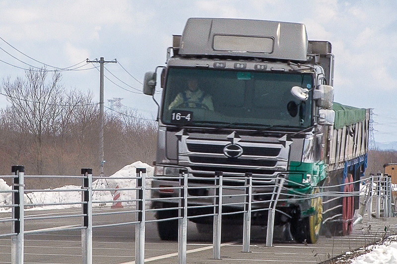 国土交通省は暫定2車線区間へワイヤーロープを本格設置する方針を発表した。写真は2017年3月に実施されたNEXCO各社と寒地土木研究所によるワイヤーロープ衝突実験の様子