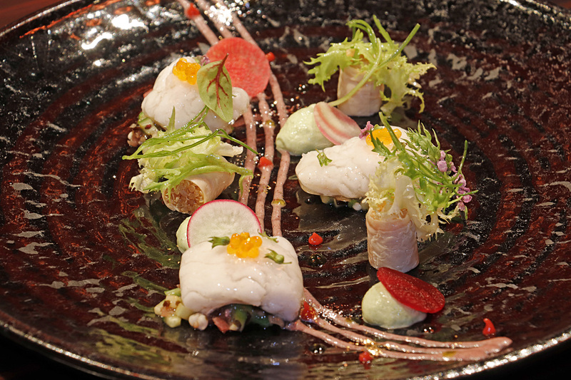 前菜にあたる「冷たい葛餡を纏ったハモの湯引き 夏野菜のサルサ キュウリのエスプーマと共に」