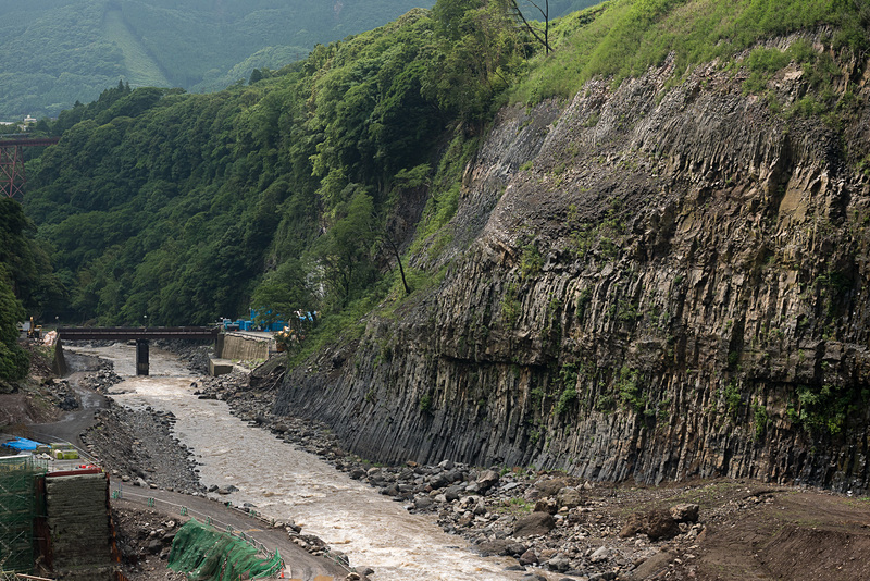 火山活動によって流れ出た溶岩が作り出した柱状節理。この自然が生み出した造形を近くで見られるのが立野ダムインフラツアーの一つの魅力になる