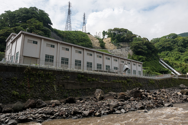 仮排水路トンネルの出口は黒川第一発電所の向かい付近にあたる