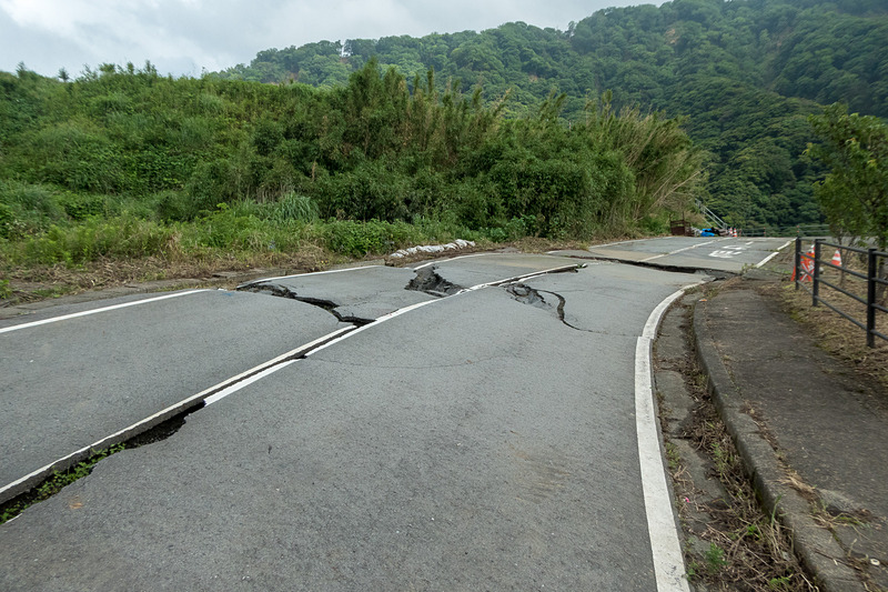 県道で発生した大きな地割れ