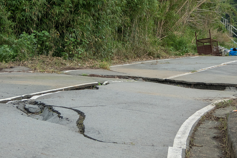 県道で発生した大きな地割れ