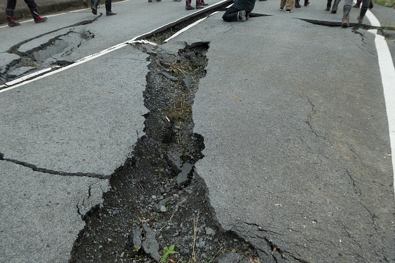 県道で発生した大きな地割れ