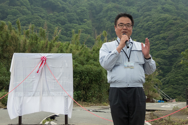 国土交通省 九州地方整備局 立野ダム工事事務所 所長の鵜木和博氏が説明看板設置の趣旨を説明