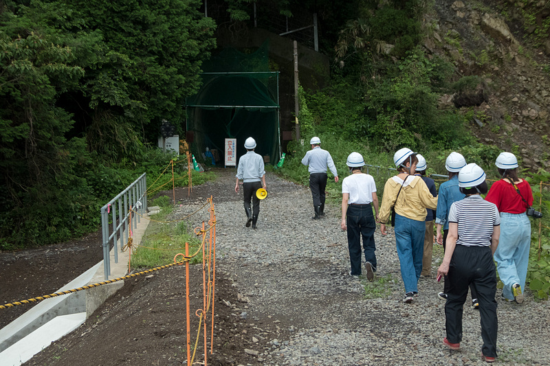 地震で内部のひび割れなどのほか、断層のずれで断面が移動してしまった犀角山トンネル