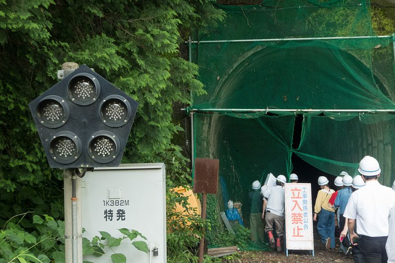地震で内部のひび割れなどのほか、断層のずれで断面が移動してしまった犀角山トンネル