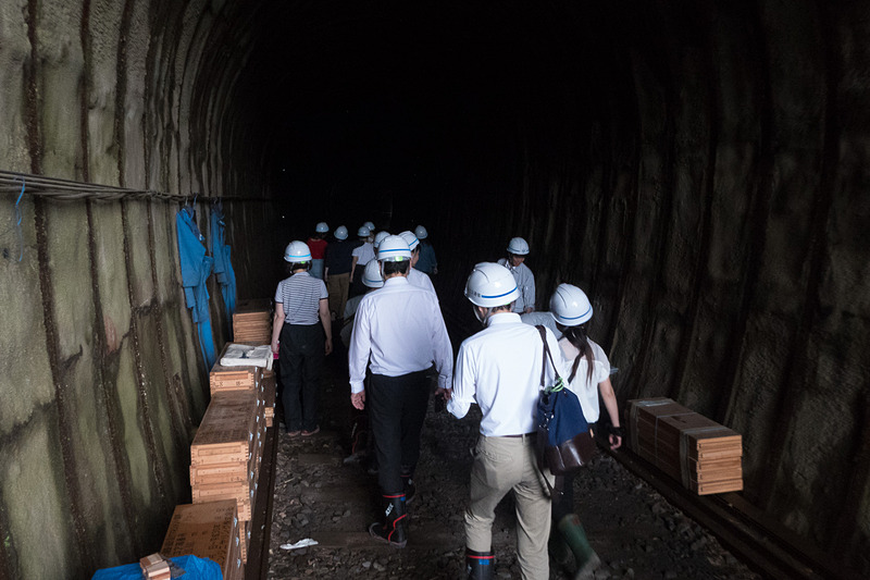 地震で内部のひび割れなどのほか、断層のずれで断面が移動してしまった犀角山トンネル