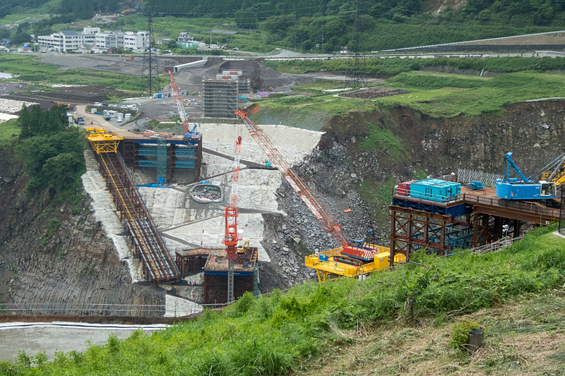新しい阿蘇大橋の建設現場
